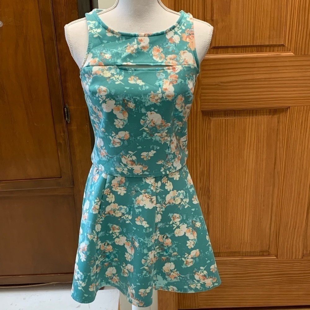DECREE 2piece crop top skirt set MED. 18in pit chest cut out skirt 17in